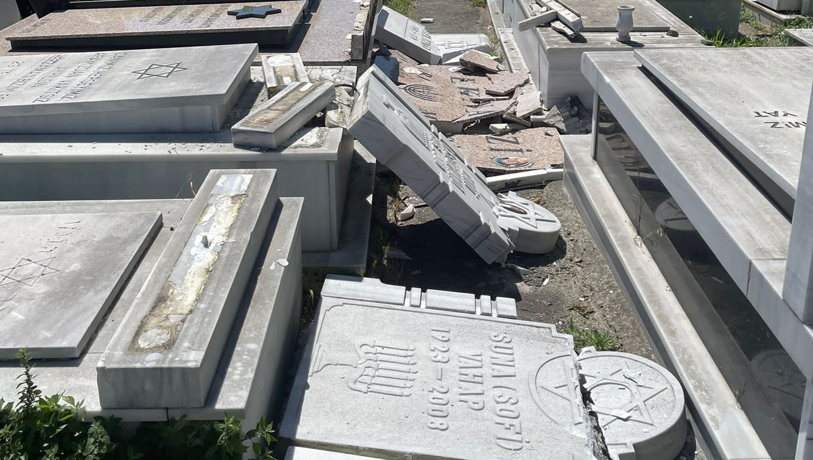 Hasköy Yahudi Mezarlığı'na saldırı: 36 mezar taşı tahrip edildi